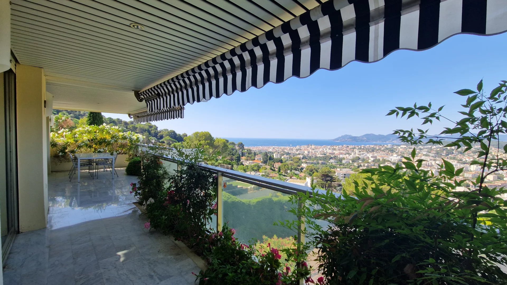 LE CANNET COLLINES - GRAND APPARTEMENT T4 TRAVERSANT - PLEINE VUE MER