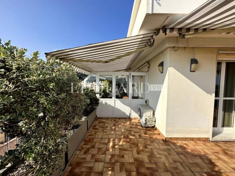 Penthouse avec spectaculaire terrasse, belle vue panoramique jusqu'à la mer, possibilité garage
