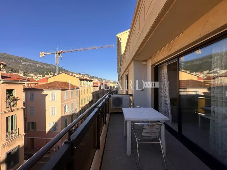 En exclusivité deux pièces en bon état avec terrasse, dans bel immeuble recent en plein centre de Menton