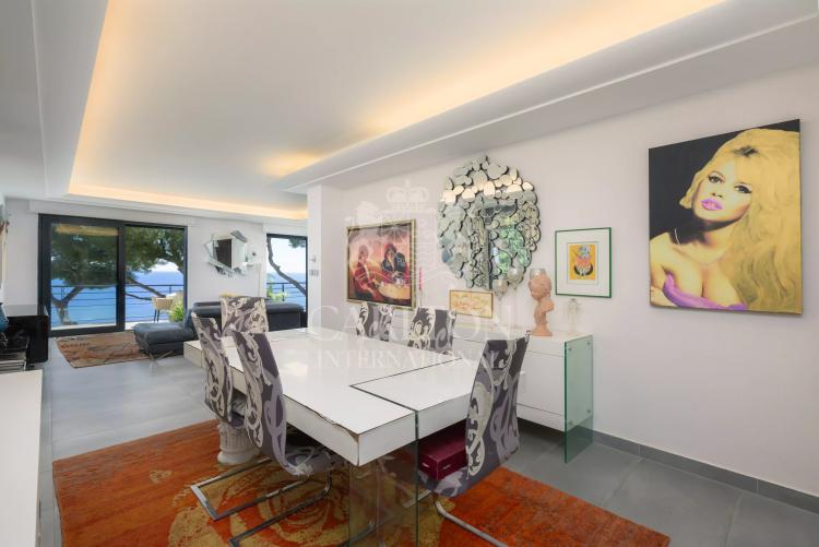 Villa contemporaine avec vue mer panoramique et grand terrain à Èze Bord de Mer