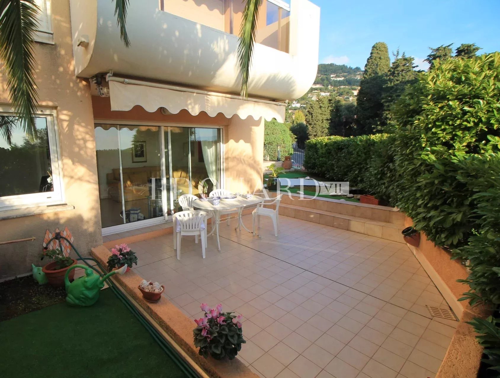 Deux pièces en très bon état avec jardin, trois terrasses, belle vue panoramique jusqu’à la mer, trois caves
