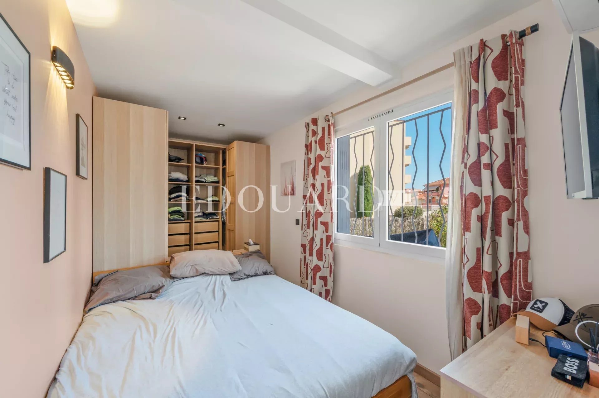 Sur la commune de Villefranche sur Mer,  charmant trois/quatre pièces à vendre avec grande terrasse