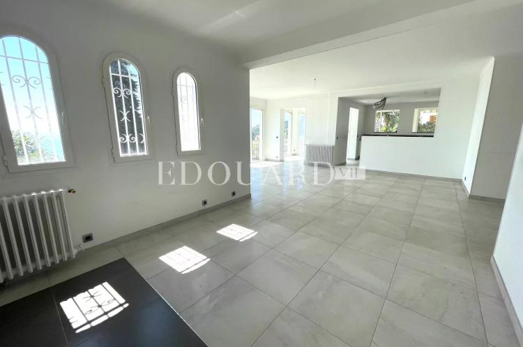 Villa à vendre avec belle vue panoramique sur la mer, grand jardin et deux parkings