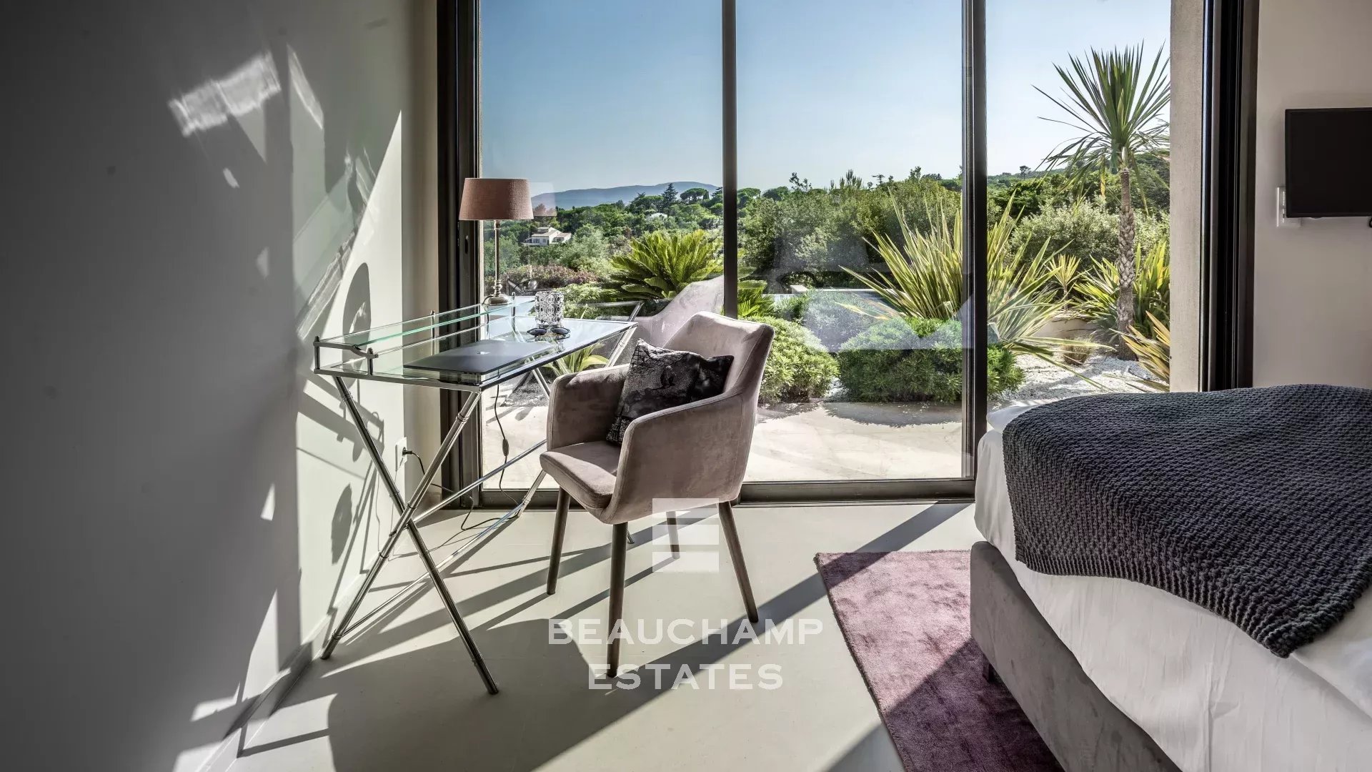 Villa d'exception avec vue mer dans le domaine privé de Beauvallon