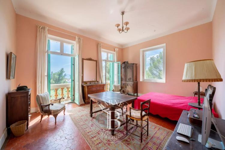 SAINT-RAPHAËL - VASTE VILLA BELLE-ÉPOQUE  AVEC VUE MER