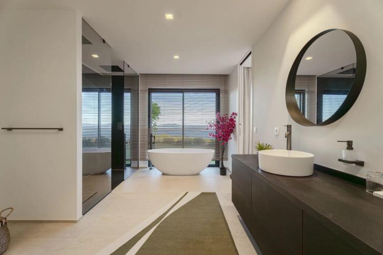 Villa neuve avec vue mer panoramique à vendre à Beauvallon
