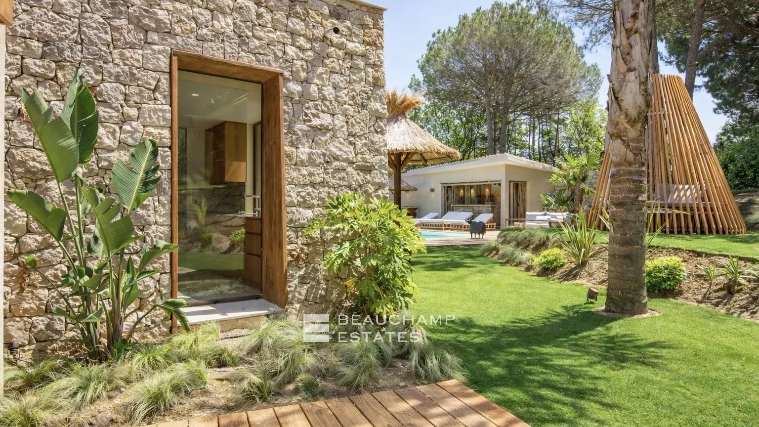 Villa luxueuse esprit balinaise située à Ramatuelle à quelques minutes des plages de Pampelonne