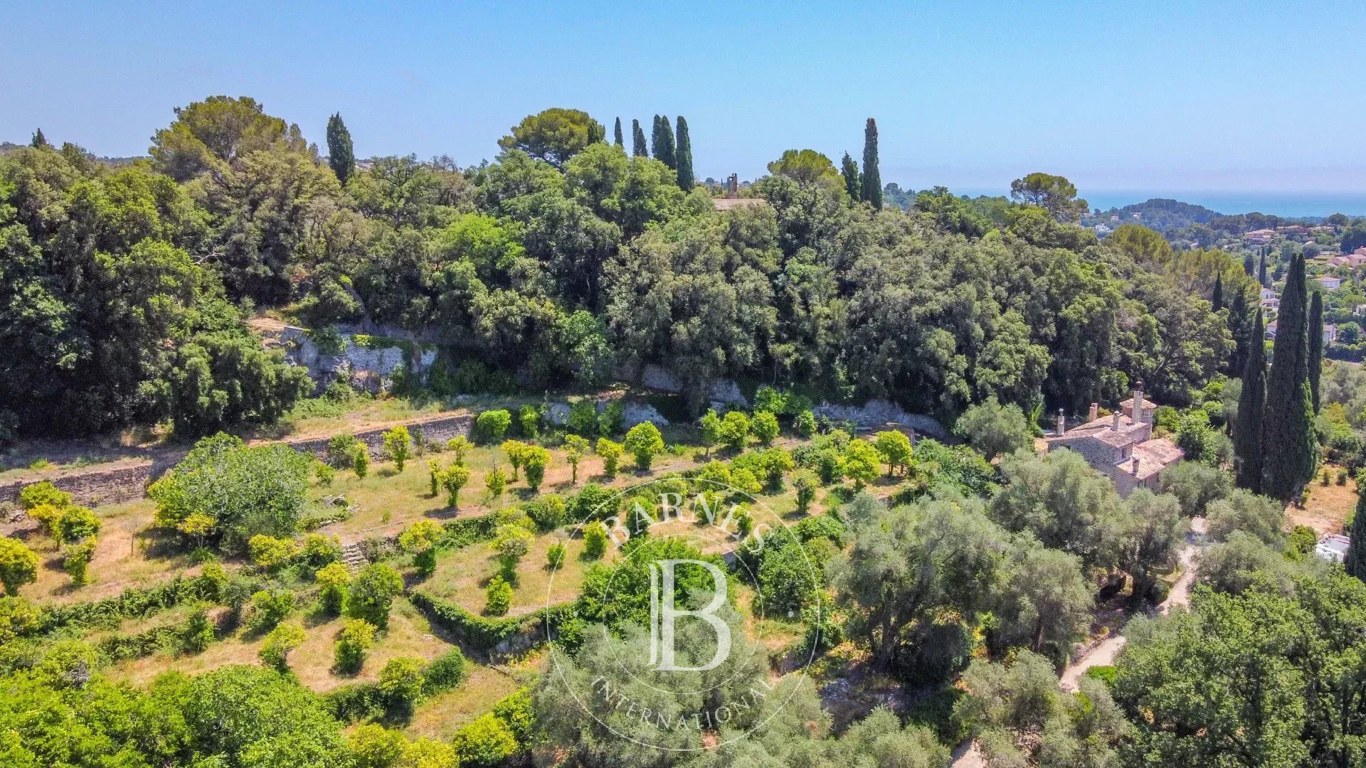 BIOT - Propriété de caractère avec chapelle sur plus de 2 hectares