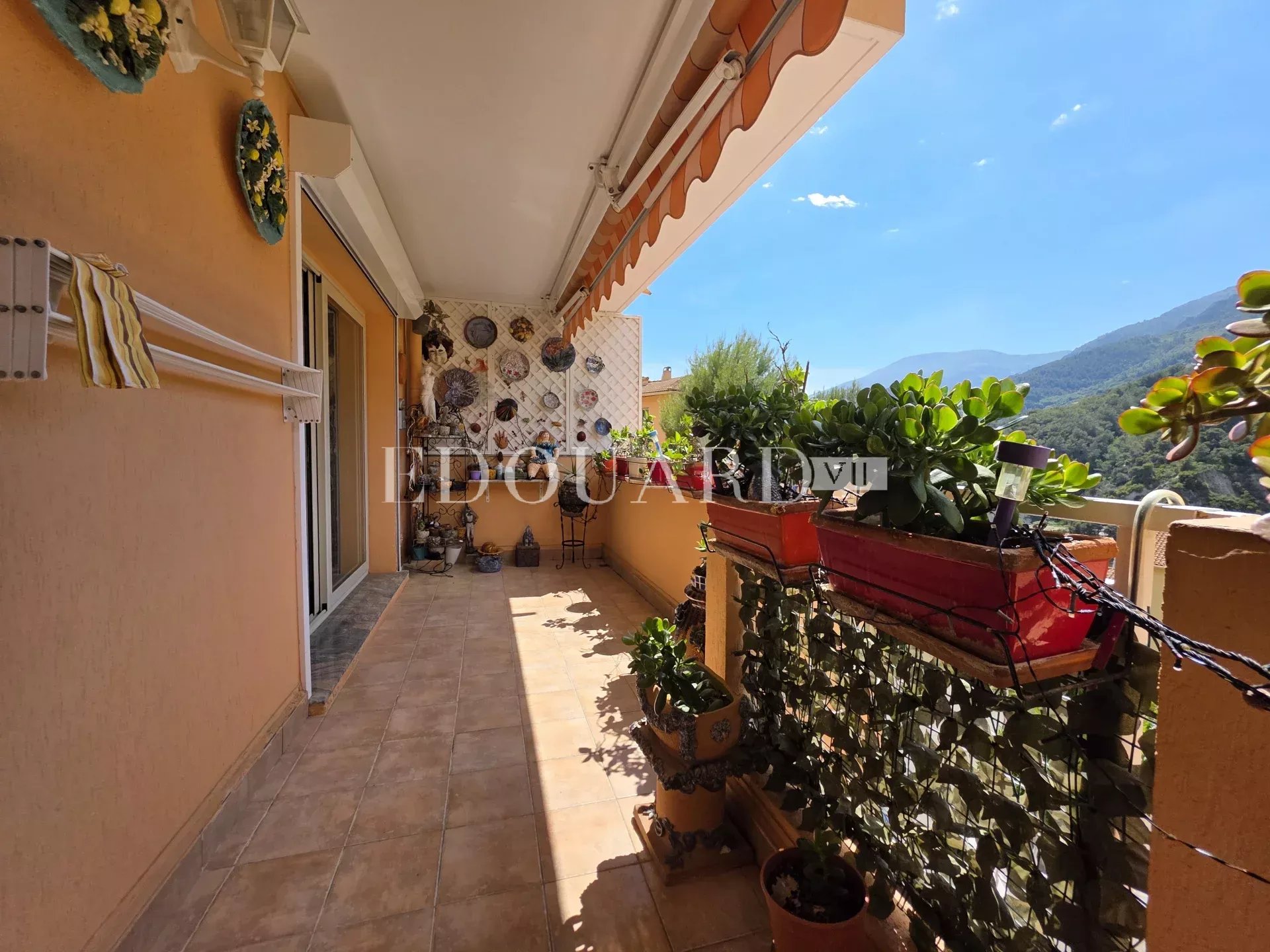 Sur la commune de Menton, en exclusivité trois pièces à vendre avec grande terrasse et garage