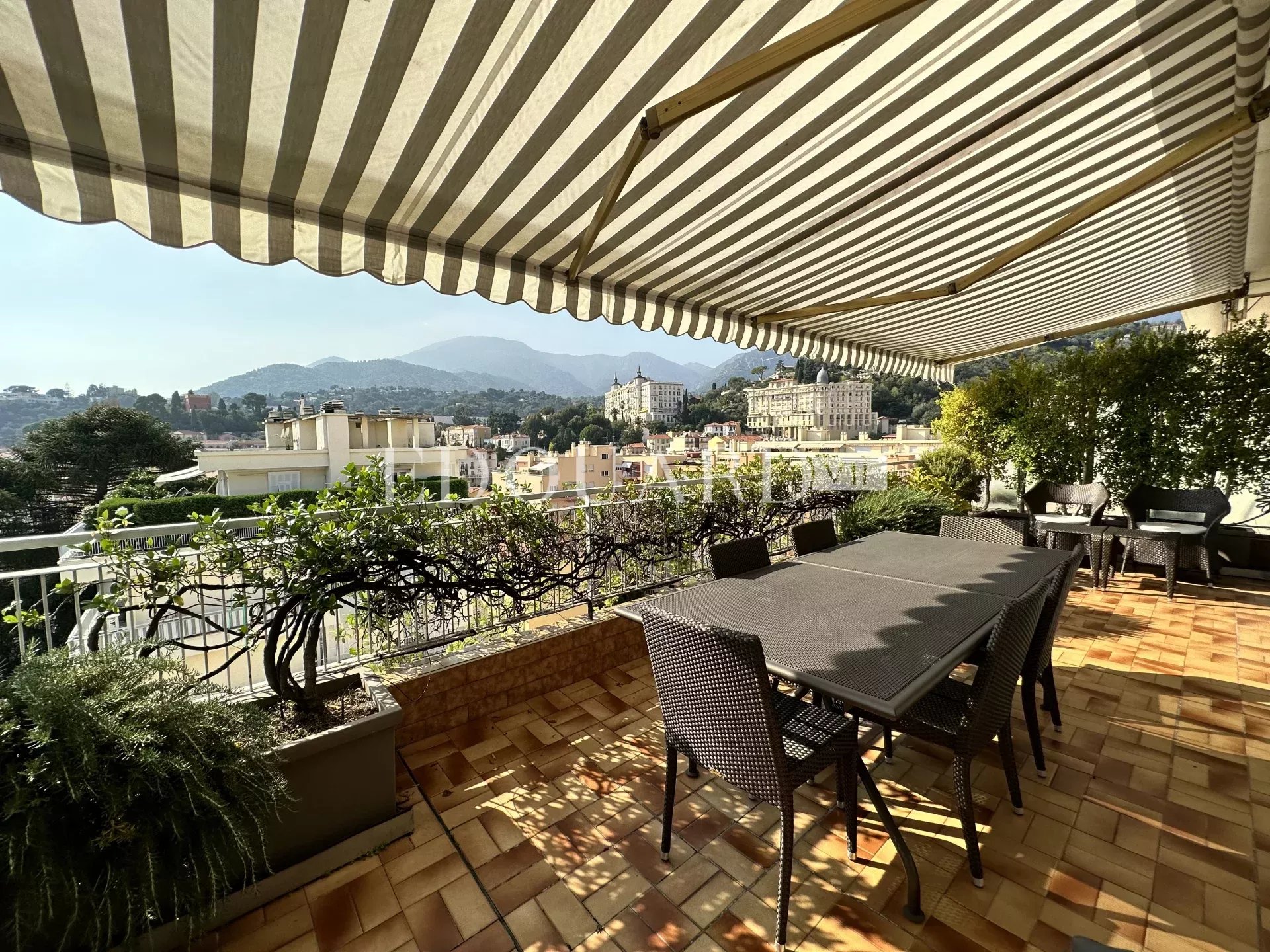 Penthouse avec spectaculaire terrasse, belle vue panoramique jusqu'à la mer, possibilité garage