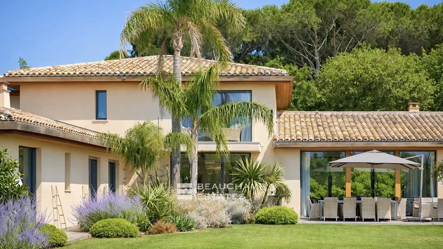 Villa contemporaine dans un domaine privé, à pieds du centre ville de Saint-Tropez et de la plage