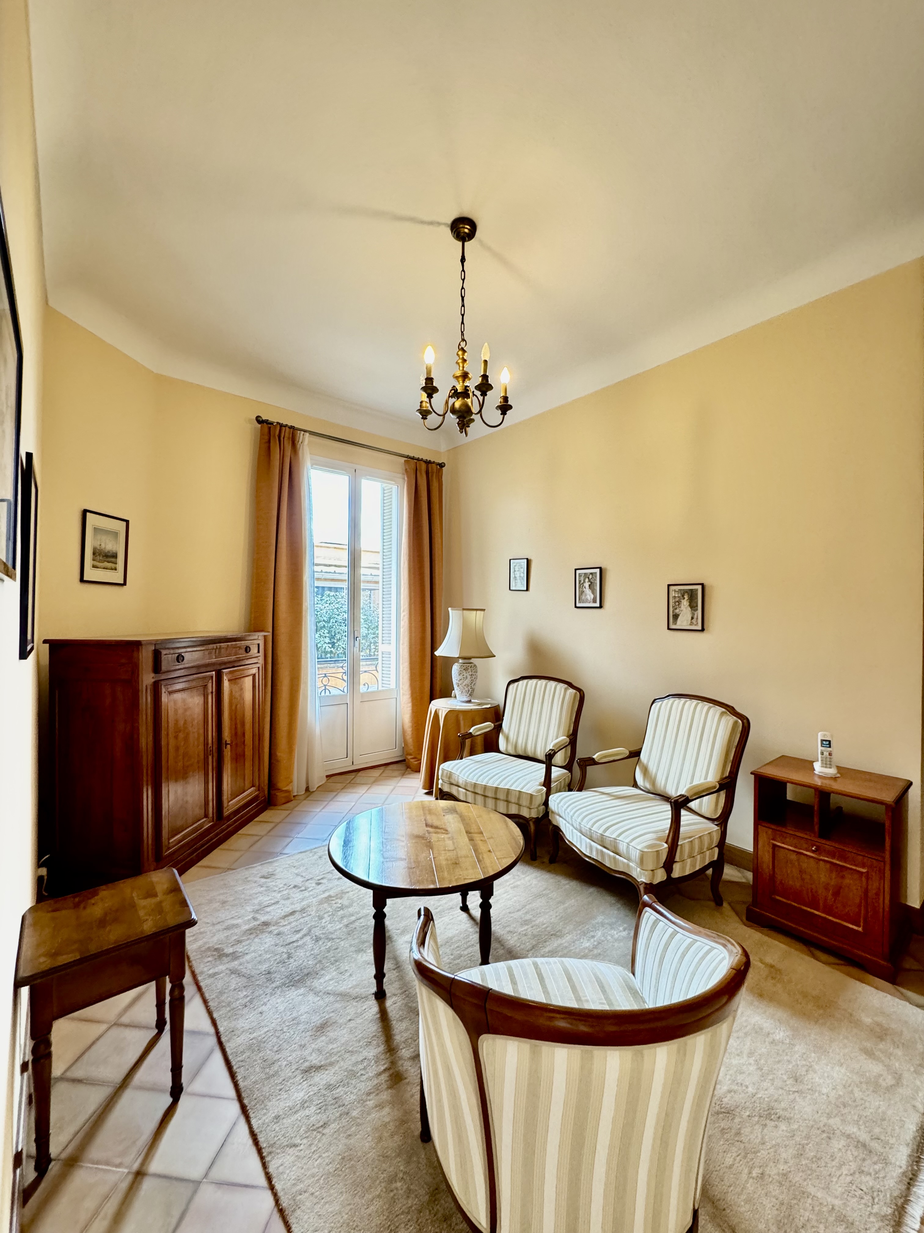 MAGNIFIQUE 4 PIECES AVEC VUE SUR LE ROCHER