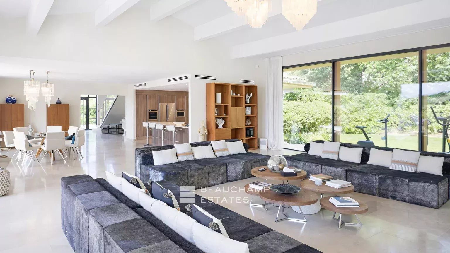 Villa contemporaine dans un domaine privé, à pieds du centre ville de Saint-Tropez et de la plage