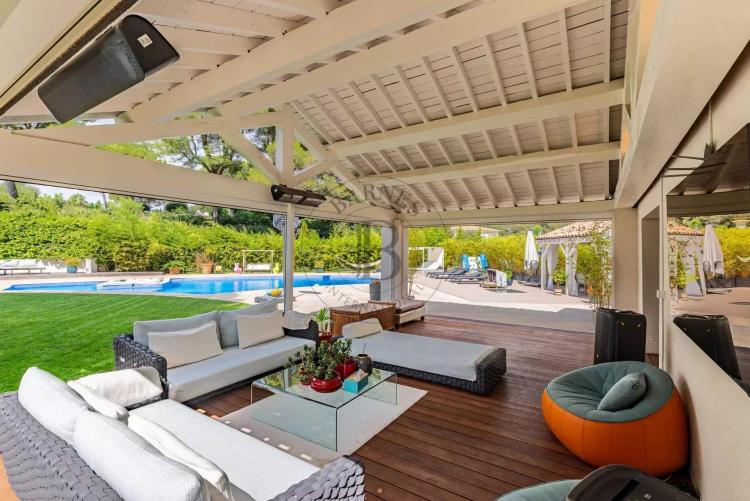 MOUGINS – VILLA PROVENÇALE – DOMAINE SÉCURISÉ