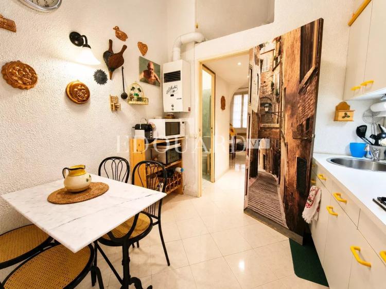 Trois pièces en bon état au premier étage d’un immeuble ancien à quelques pas des fameuses Sablettes