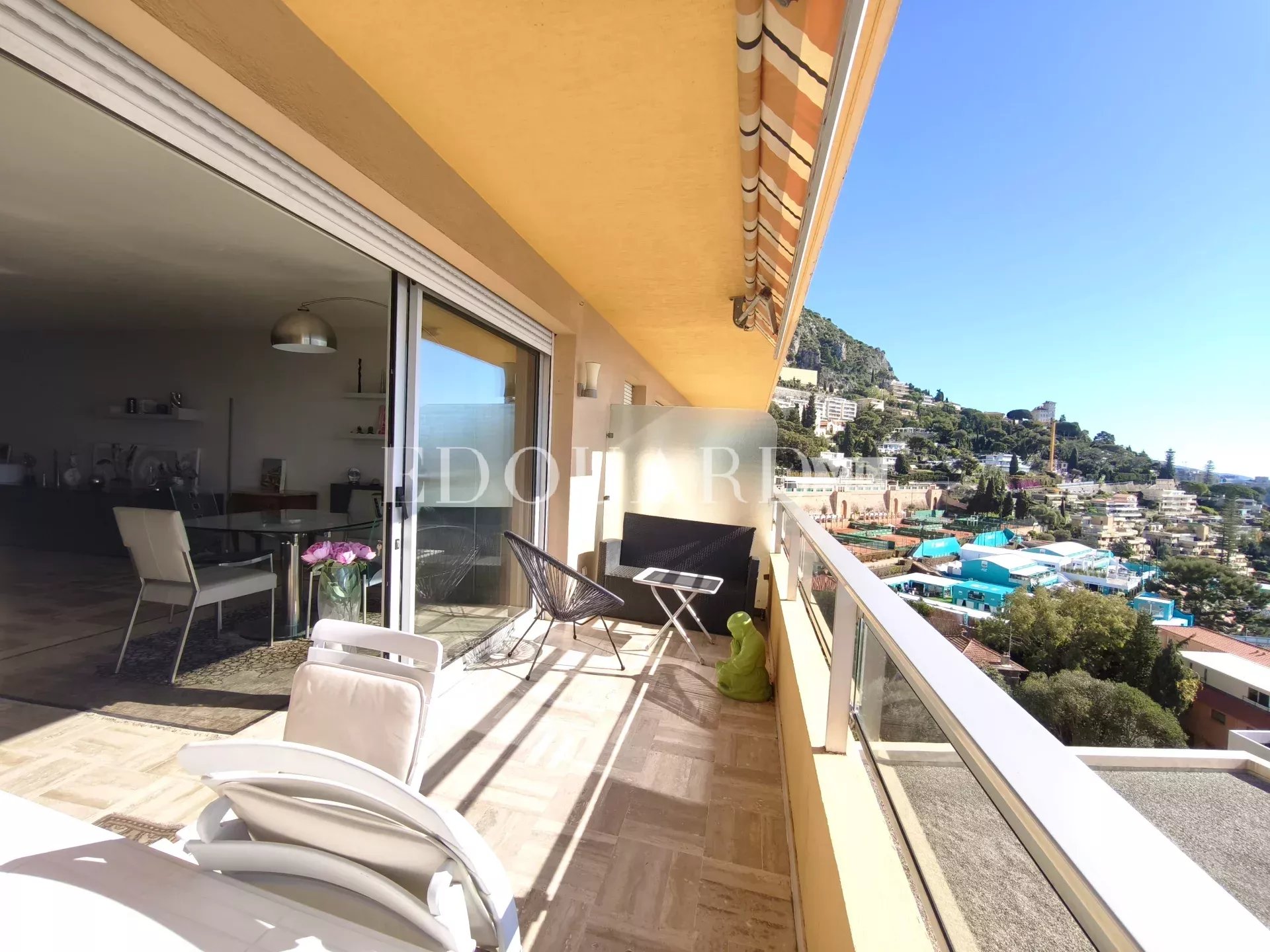 Aux portes de la Principauté de Monaco, superbe trois pièces à vendre avec terrasse et magnifique vue mer