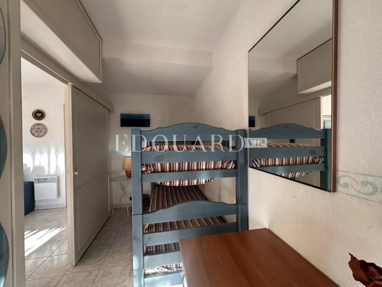 En exclusivité trois pièces traversant avec grande terrasse couverte et vaste jardin