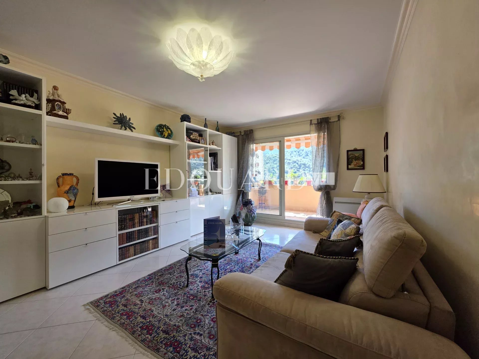 Sur la commune de Menton, en exclusivité trois pièces à vendre avec grande terrasse et garage
