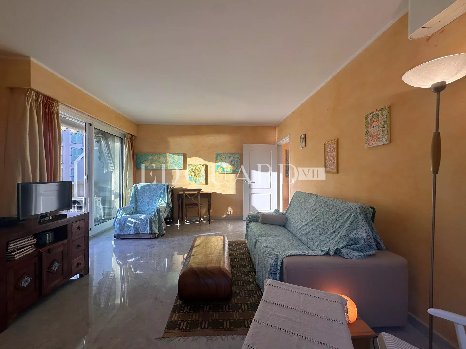 Dans résidence de luxe, deux pièces avec terrasse, balcon, belle vue mer,  cave et parking en sous-sol