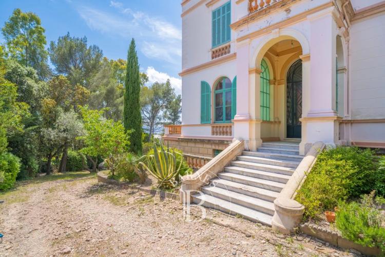 SAINT-RAPHAËL - VASTE VILLA BELLE-ÉPOQUE  AVEC VUE MER