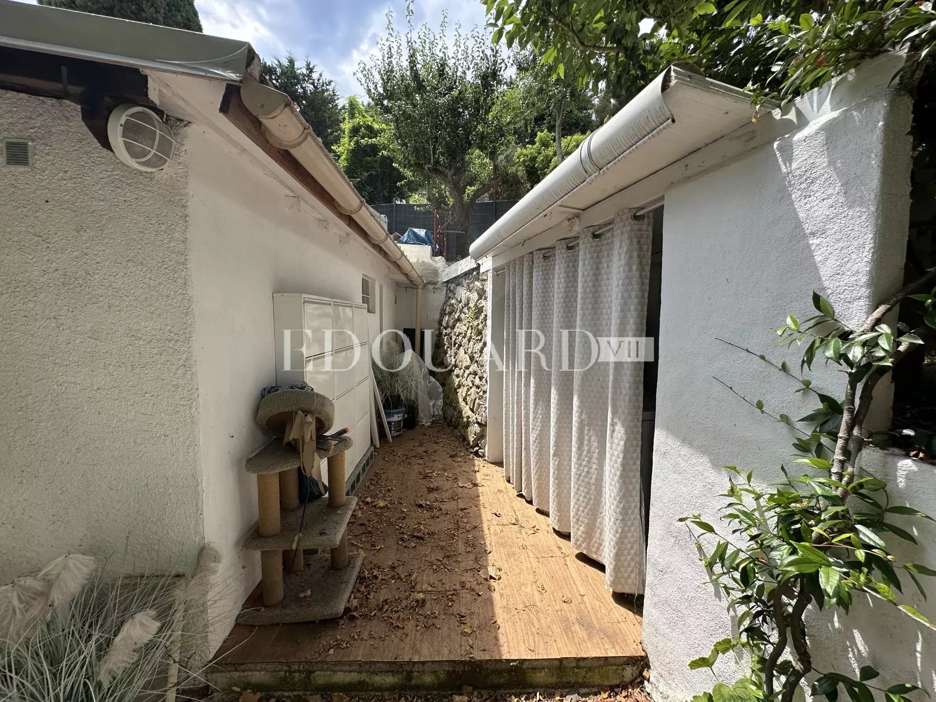 Sur la commune de Castellar, charmante maisonnette avec 6 parkings, exclusivité