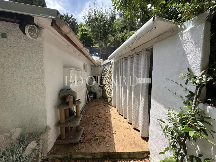 Sur la commune de Castellar, charmante maisonnette avec 6 parkings, exclusivité