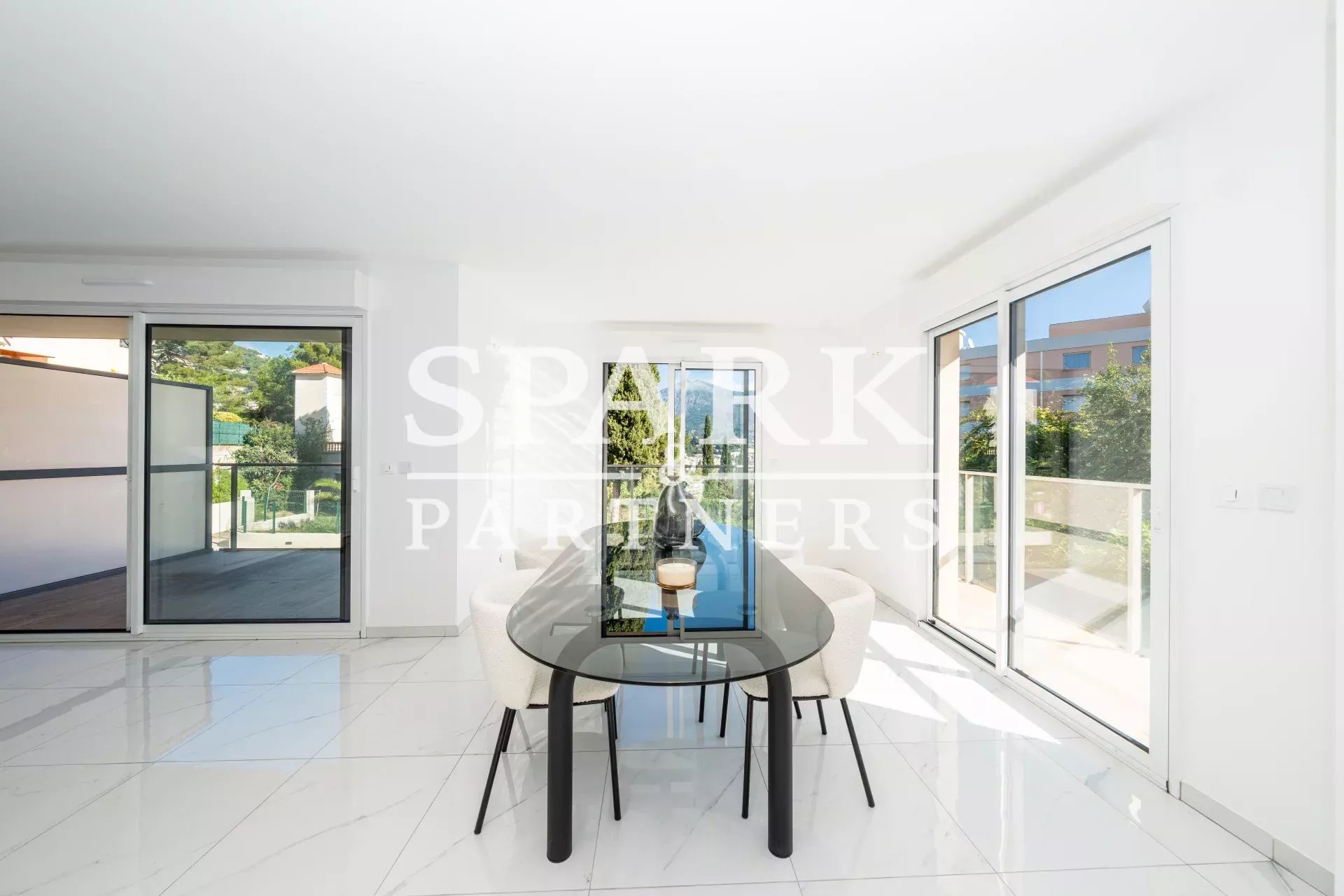 Roqbrune Cap Martin - Moderne appartement de 3 pièces avec jardin