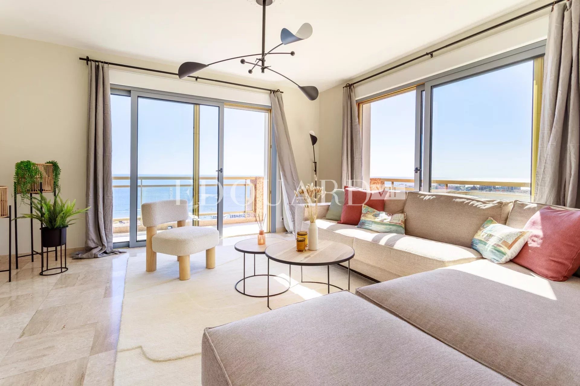 Penthouse clefs en main avec magnifique vue mer panoramique et spectaculaire toit terrasse