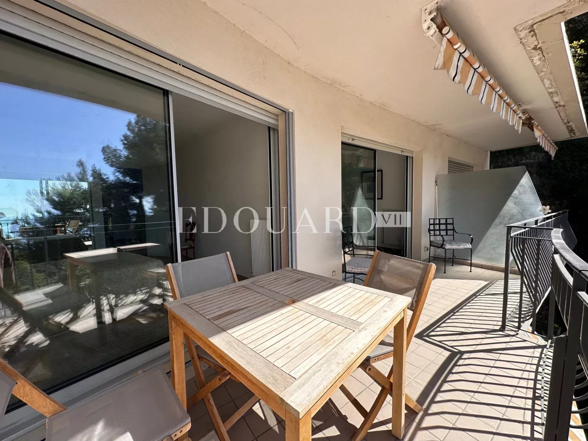 Beau trois pièces traversant à vendre avec terrasse et cave, dans le renommé quartier du Golfe Bleu