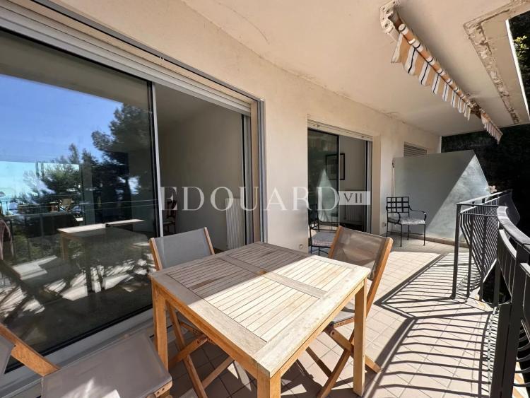 Beau trois pièces traversant à vendre avec terrasse et cave, dans le renommé quartier du Golfe Bleu