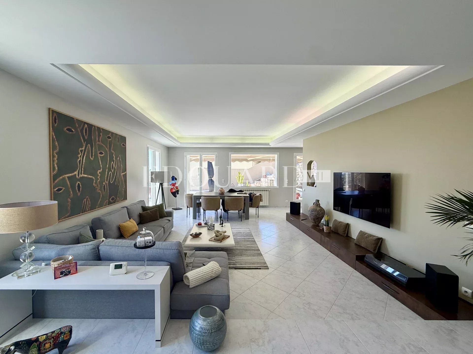 Maison d’exception à vendre avec piscine chauffée, vaste terrasse et belle vue mer panoramique