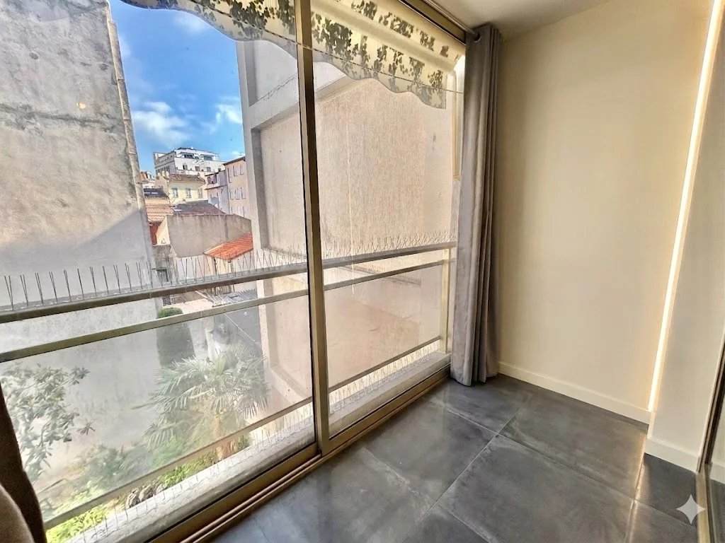 CANNES CARRÉ D'OR - GRAND T1 AVEC BALCON
