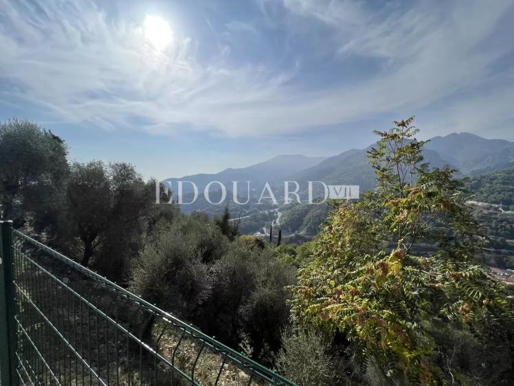 En exclusivité villa en cours de rénovation avec vaste terrain, sur la commune de Castellar