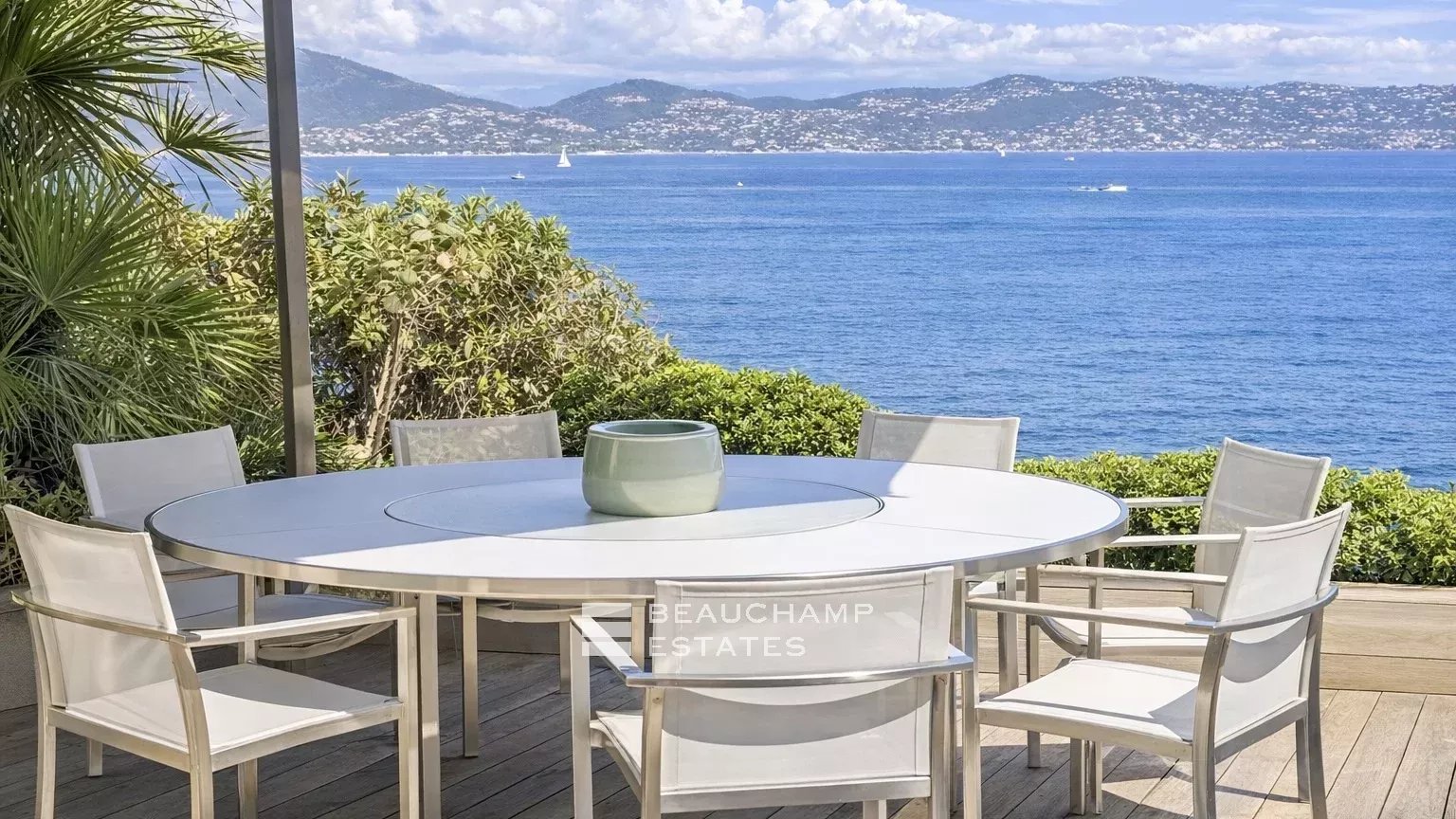 Villa pieds dans l’eau au coeur des Parcs de Saint-Tropez
