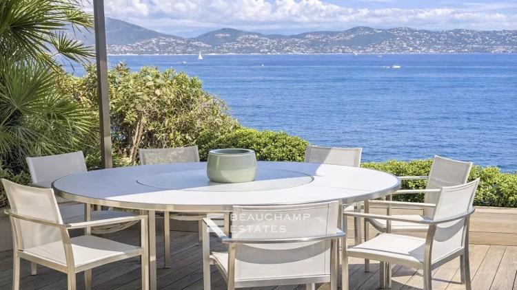 Villa pieds dans l’eau au coeur des Parcs de Saint-Tropez