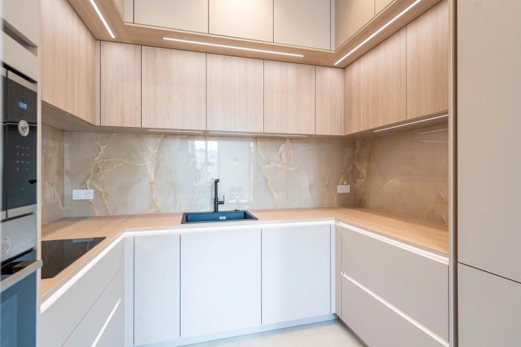 CANNES RUE HOCHE - 4P - DERNIER ETAGE - BALCON - RENOVATION HAUT DE GAMME