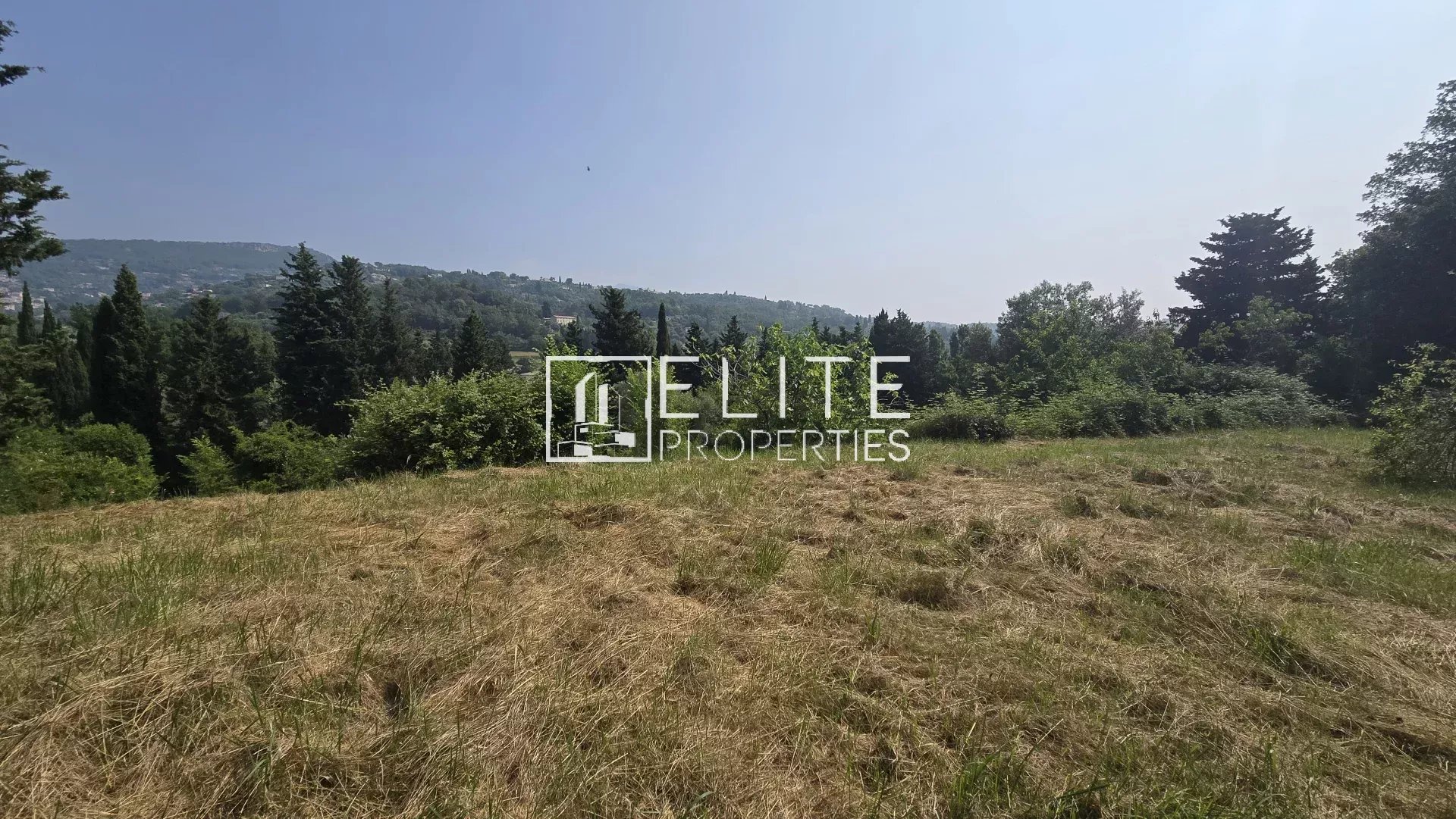 TERRAIN CONSTRUCTIBLE 3070m² AU CALME CHATEAUNEUF