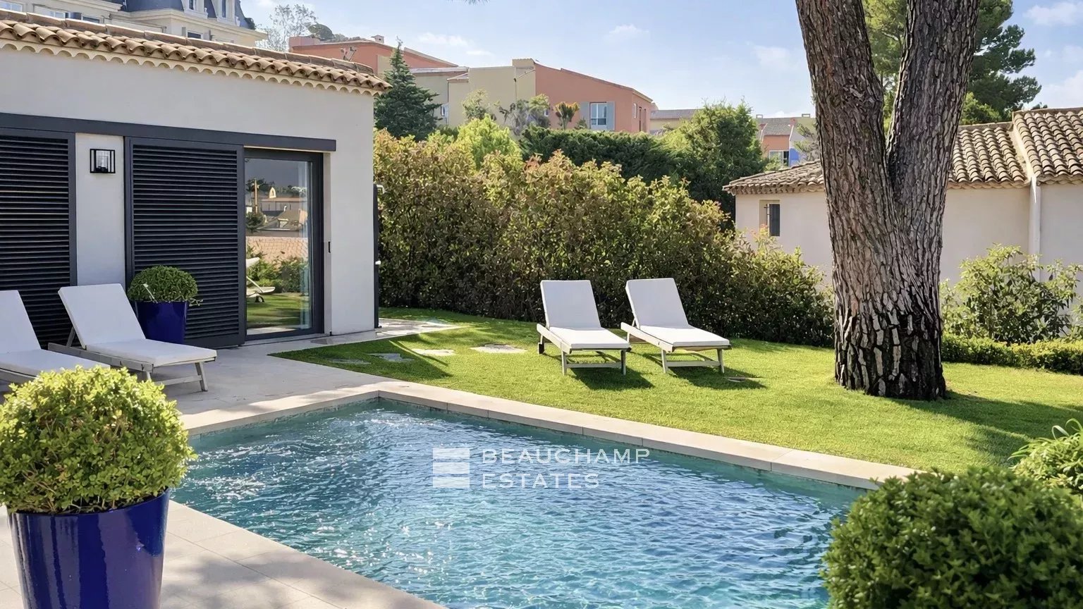 Villa contemporaine de prestige au coeur de Saint-Tropez, avec vue sur le village