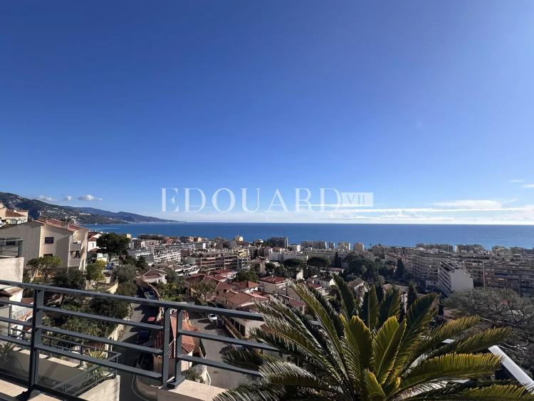 Superbe trois pièces en dernier étage avec spectaculaire terrasse et magnifique vue mer panoramique