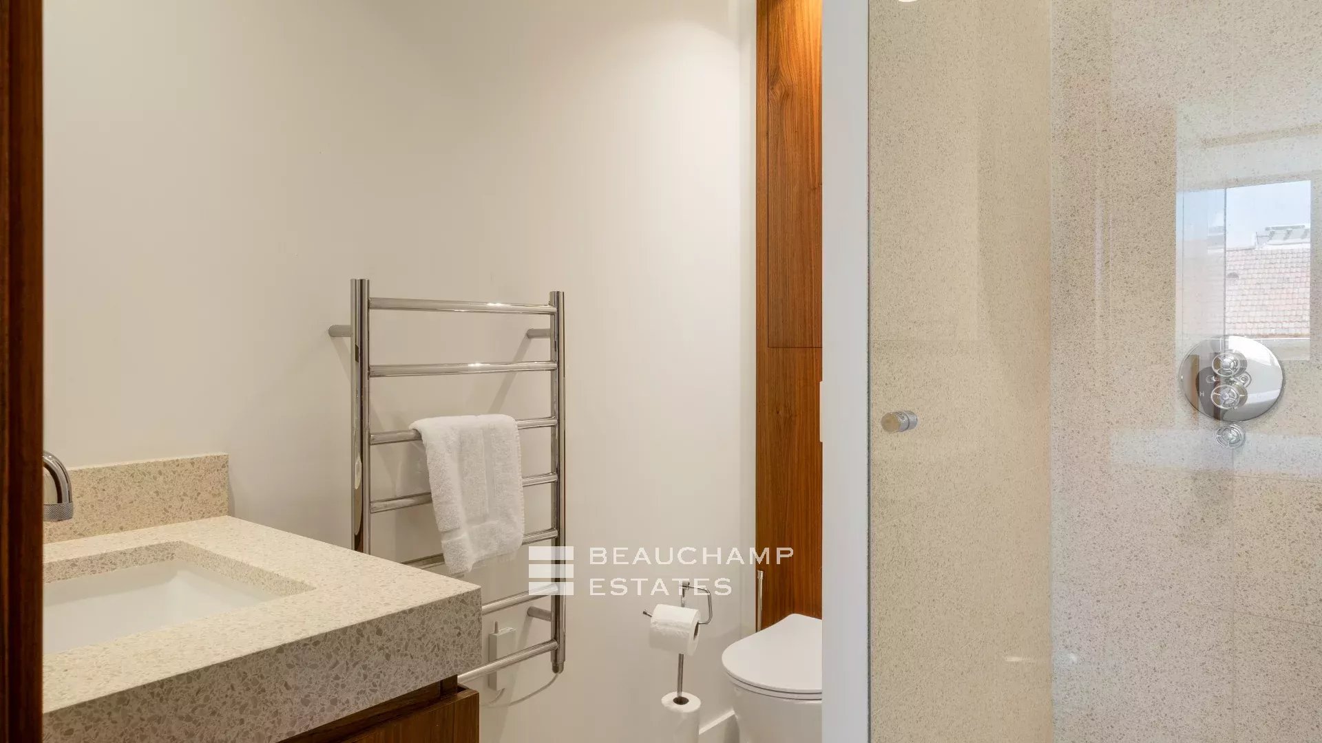 Vue mer & adresse d’exception – Appartement rénové, Cannes Croisette, 3 chambres, terrasse sur les jardins
