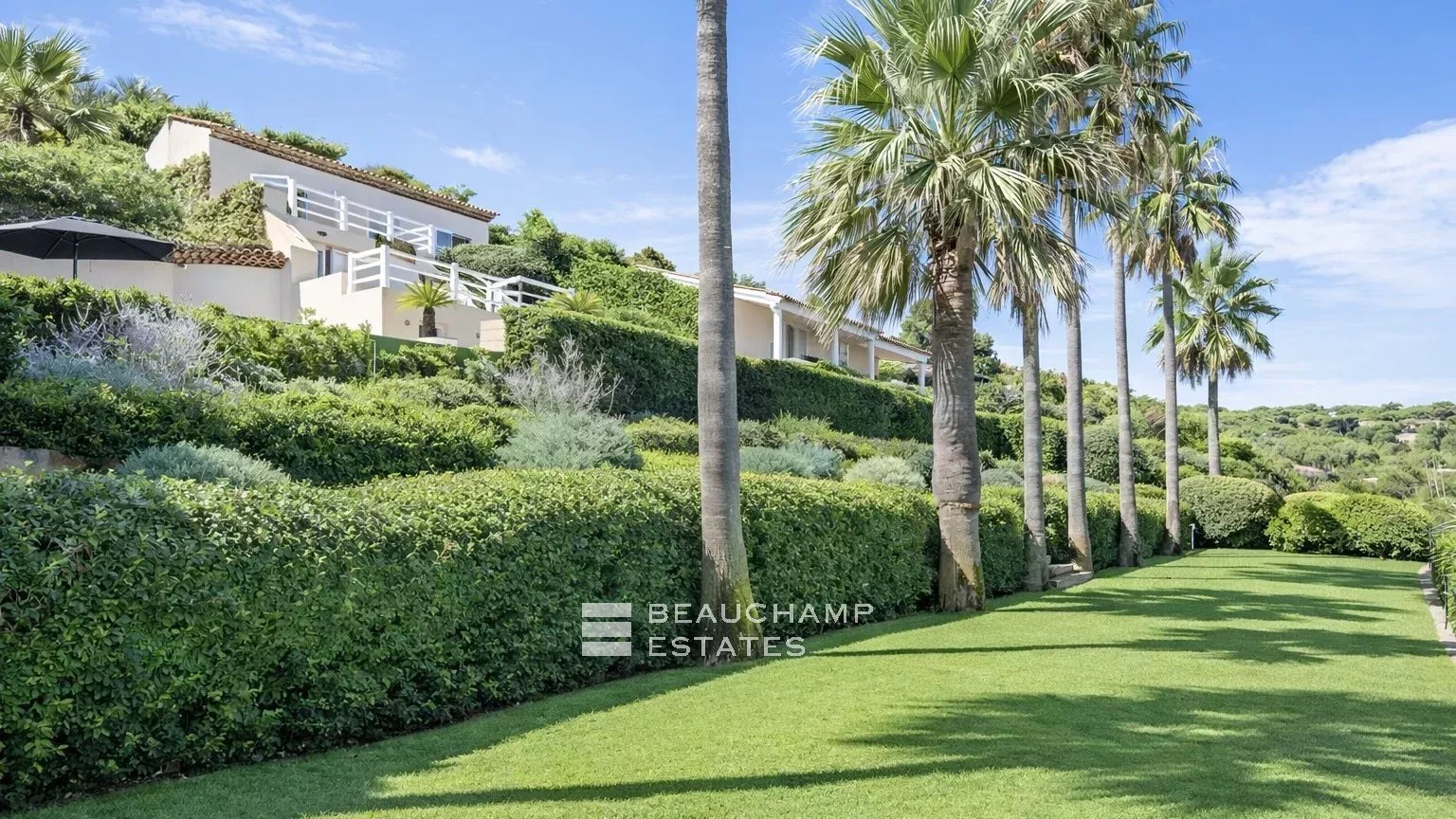 Villa pieds dans l’eau au coeur des Parcs de Saint-Tropez