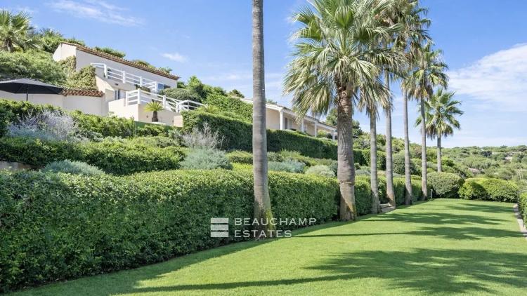Villa pieds dans l’eau au coeur des Parcs de Saint-Tropez