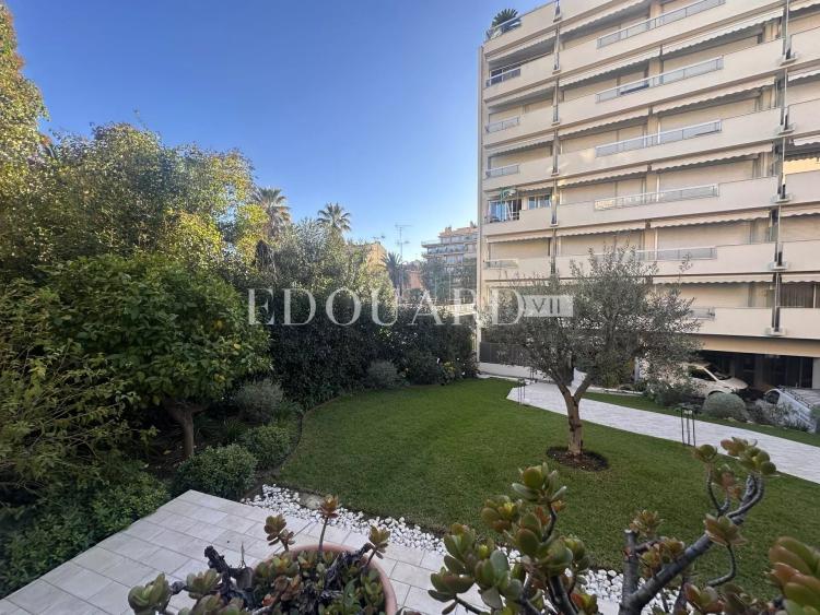 Dans le centre de Menton, à vendre spacieux studio en bon état avec grande terrasse exposée Ouest