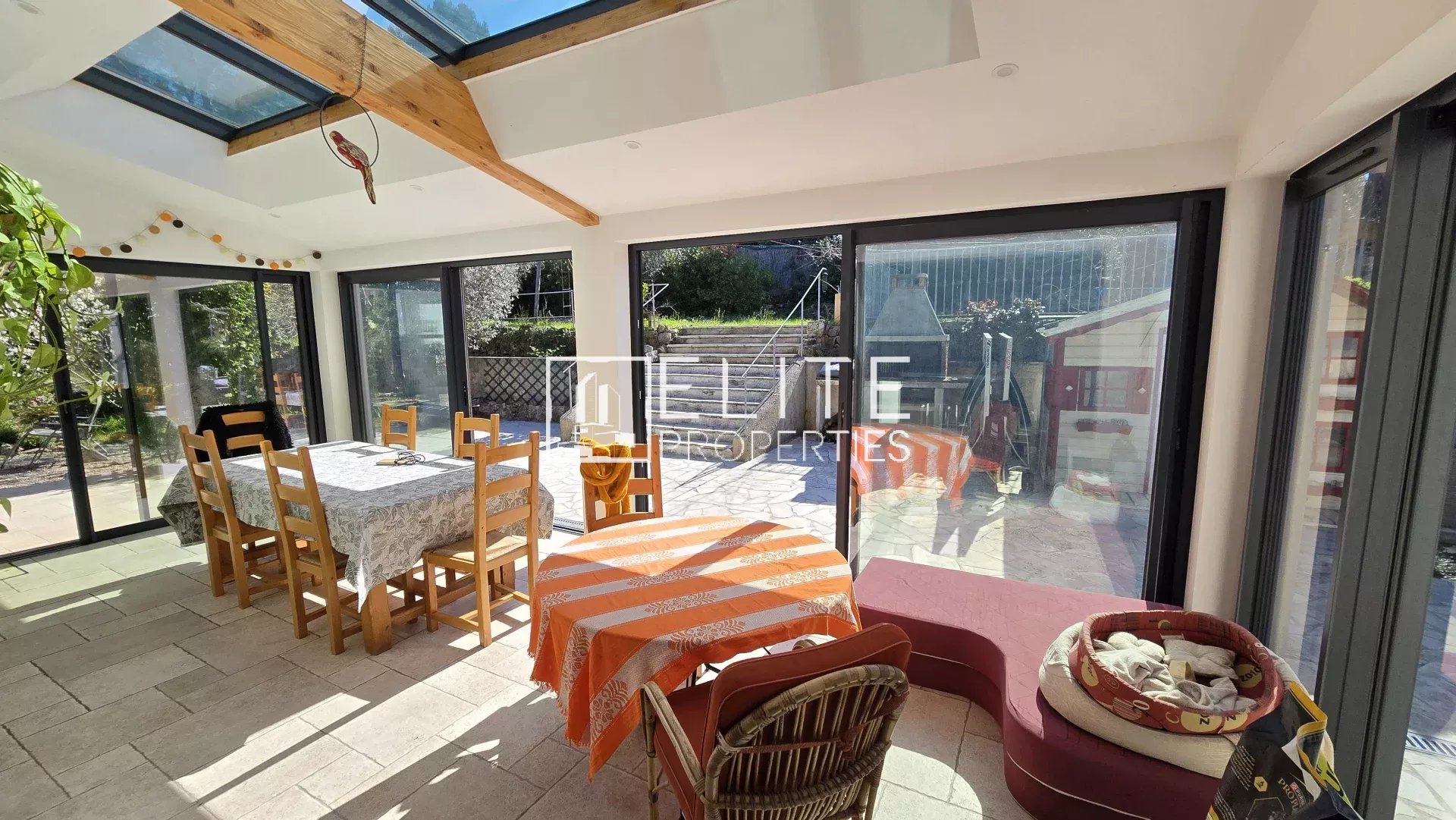 MAISON 6 PIÈCES DE 200 m² AU CALME + PISCINE – MOUANS-SARTOUX