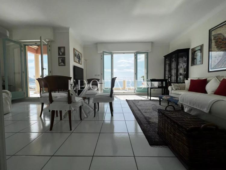 Penthouse avec spectaculaire terrasse et superbe vue mer, au dernier étage d’un splendide immeuble d’époque