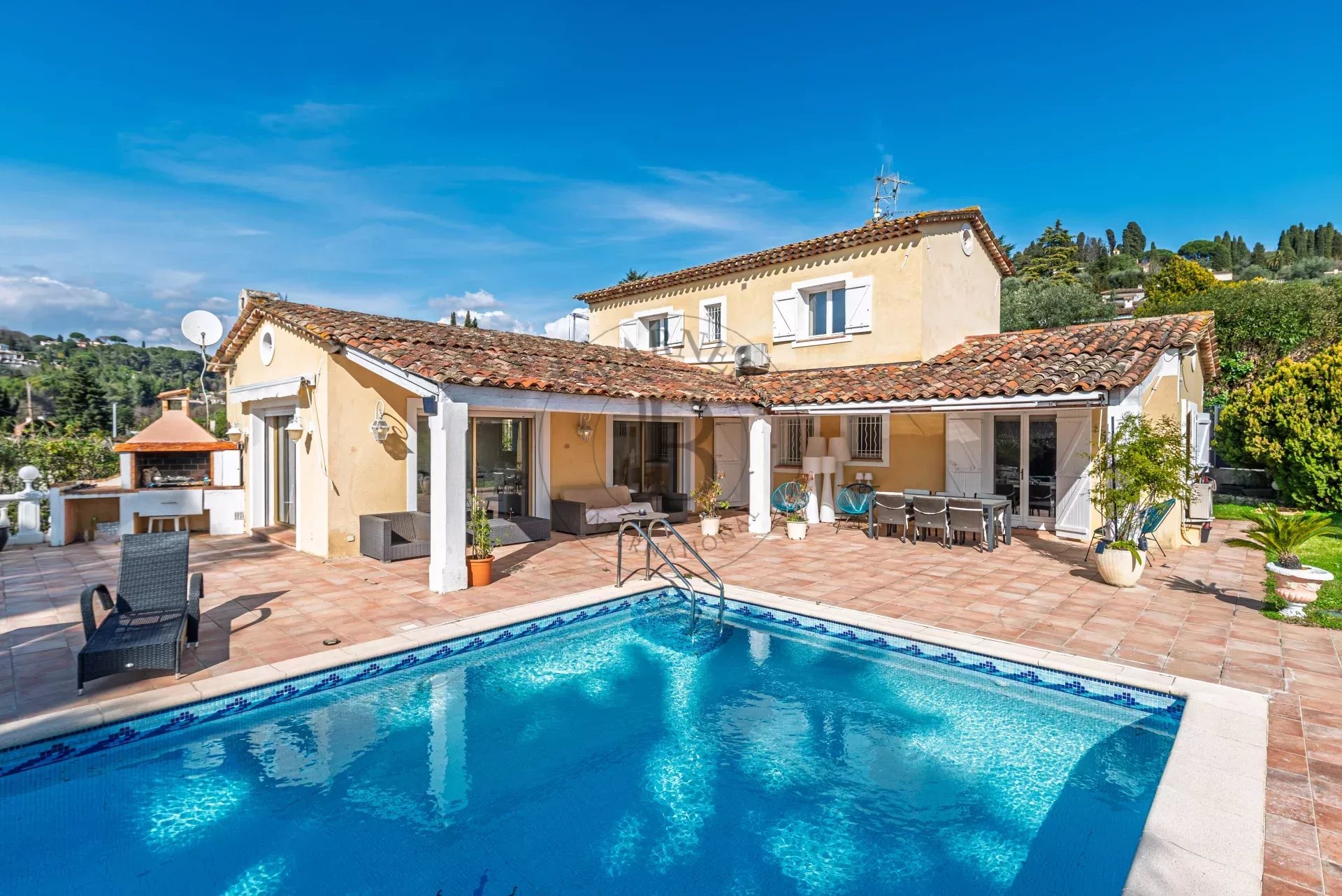 MOUGINS – DOMAINE SÉCURISÉ - VUE SUR LE VILLAGE