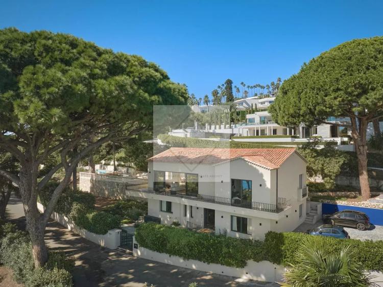 Villa de luxe à Cannes : Écrin d'élégance avec vue mer panoramique dans un domaine privé