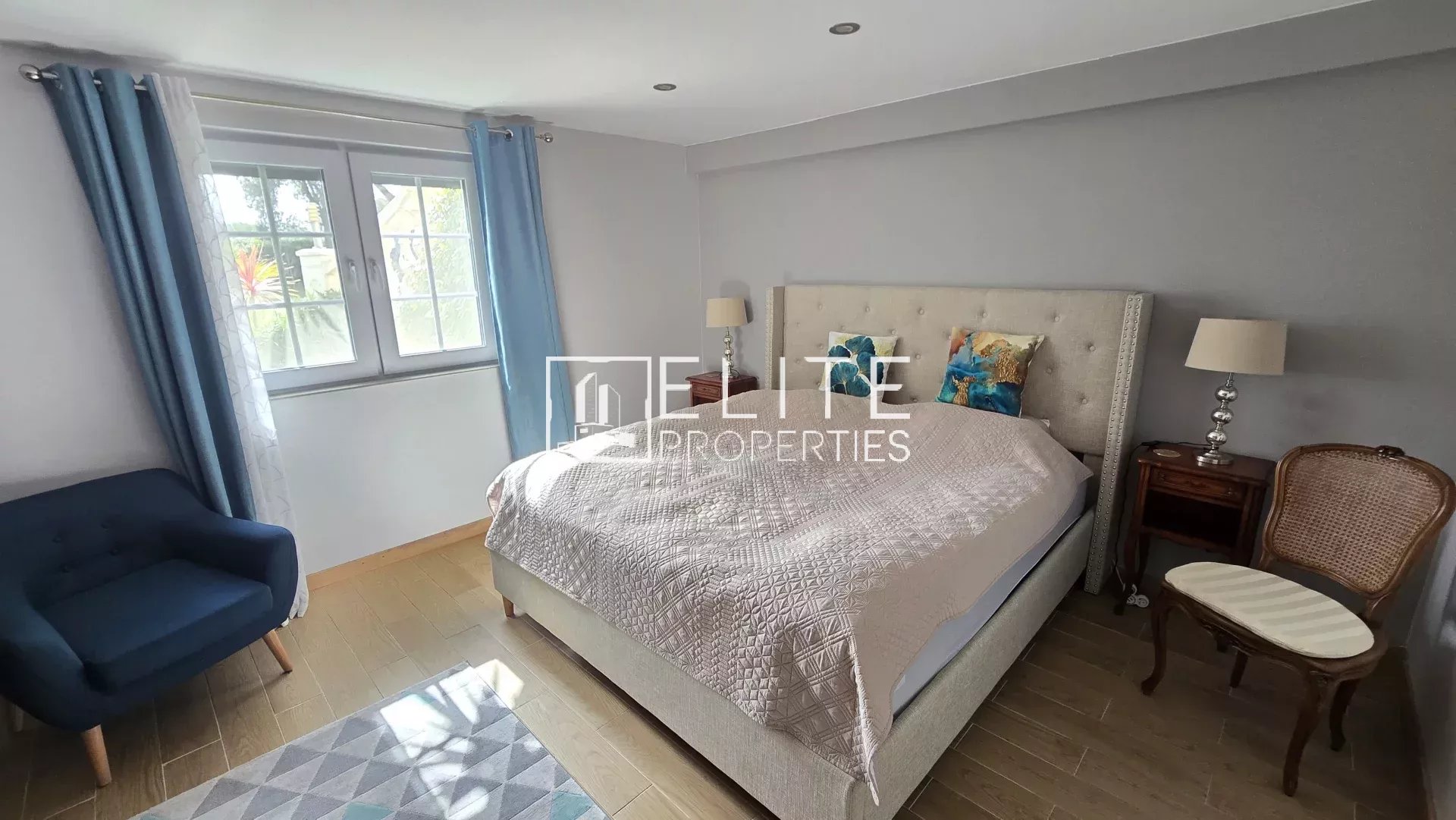 MAISON 9 PIÈCES DE 300 m² + GARAGE – CABRIS