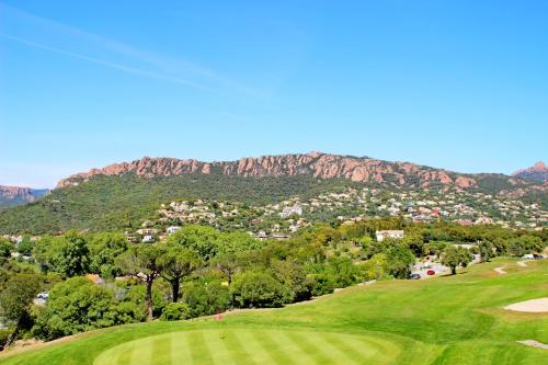 AGAY CAP ESTEREL 2 pièces trame éventail, dernier étage, parking privé.