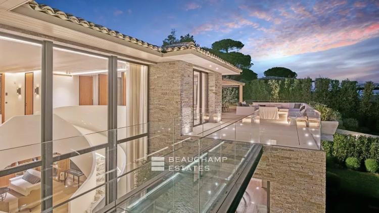 Villa d'exception avec vue panoramique sur la baie de Saint-Tropez